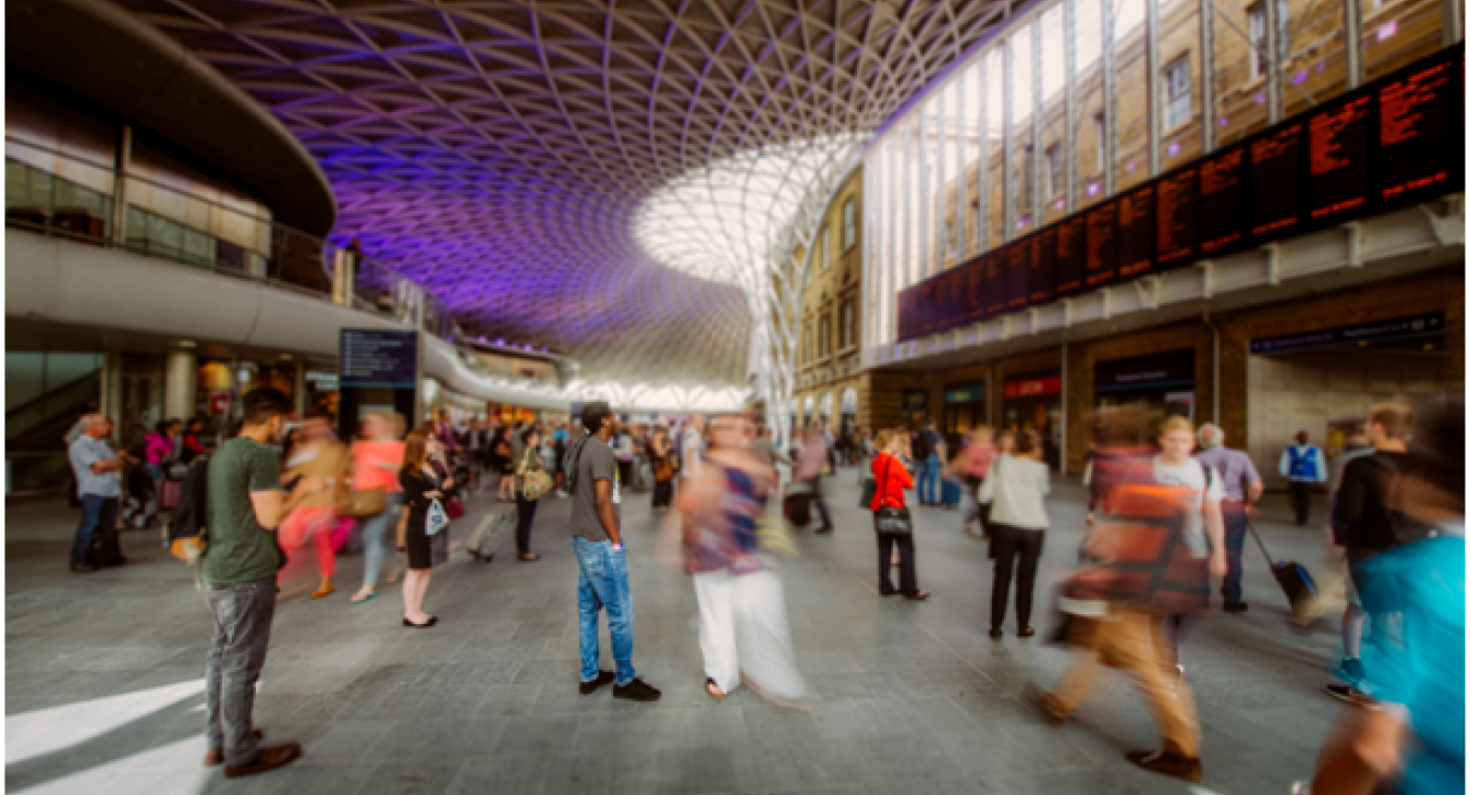 Druk treinstation met zakenlui